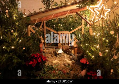 La crèche de Noël dans la cathédrale Saint-Sacerdos de Sarlat en Périgord Noir préparée avant le jour de Noël. Le 24 décembre à minuit Banque D'Images