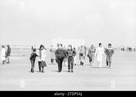 Plage animée Zandvoort, Plage et plages, Zandvoort, 03-04-1983, Whizgle nouvelles du passé, adaptées à l'avenir. Explorez les récits historiques, l'image de l'agence néerlandaise avec une perspective moderne, comblant le fossé entre les événements d'hier et les perspectives de demain. Un voyage intemporel façonnant les histoires qui façonnent notre avenir Banque D'Images