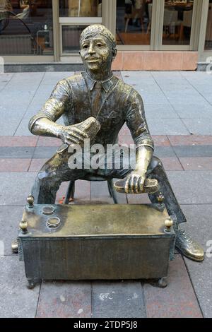 Statue d'un garçon qui nettoie des chaussures à Skopje, dans le nord de la Macédoine du Nord. Banque D'Images