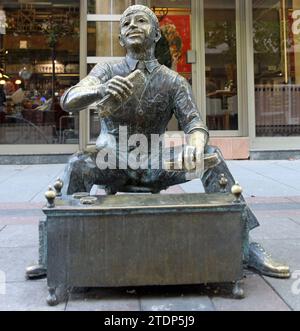 Statue d'un garçon qui nettoie des chaussures à Skopje, dans le nord de la Macédoine du Nord. Banque D'Images