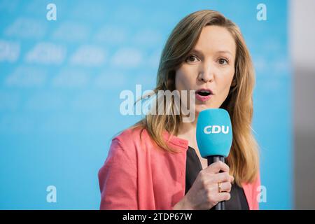 19 décembre 2023, Berlin : Ottilie Klein, Secrétaire général de la CDU Berlin, prend la parole lors d'une conférence de presse au bureau fédéral de la CDU à la Maison Konrad Adenauer à l'occasion de la décision de la Cour constitutionnelle fédérale sur la reprise partielle des élections du Bundestag à Berlin. Photo : Christoph Soeder/dpa Banque D'Images