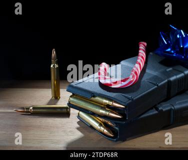 Arc bleu et canne à sucre sur deux magazines AR-15 en polymère entièrement chargés sur un fond noir avec de la place pour le texte. Banque D'Images