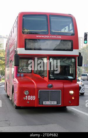 Le Yutong City Master est un bus à impériale à plancher surbaissé conçu pour la première fois par JSP Skopje, la société publique qui exploite des services de bus à Skopje depuis 1948. Le bus est conçu dans un style « rétro » rappelant le Routemaster AEC de London transport. Au total, 217 City Masters, dont 15 bus à toit ouvert, ont été construits pour être utilisés à Skopje. Banque D'Images