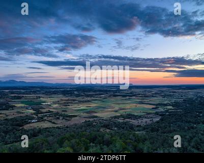 Vue aérienne depuis le sanctuaire de Bonany au lever du soleil (Majorque, Baléares, Espagne) ESP : Vista aérea desde el santuario de Bonany al amanecer Banque D'Images