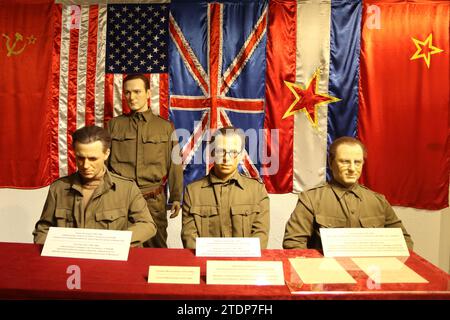 Le Musée de la lutte macédonienne est un musée national de Macédoine du Nord situé dans la capitale Skopje. La construction du musée a commencé le 11 juin 2008 et il a été ouvert au public à l'occasion du 20e anniversaire de la déclaration d'indépendance, le 8 septembre 2011. Le bâtiment se trouve sur l'ancien emplacement de la succursale de Skopje de la Banque nationale de Yougoslavie, entre le Musée archéologique de Macédoine du Nord, le Musée de l'Holocauste de Macédoine, le Pont de pierre et le fleuve Vardar. Banque D'Images