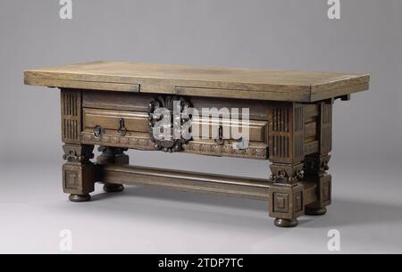 Table d'entraînement avec les armoiries de la ville de Genemuiden, Anonyme, 1645 Table de chêne, décorée d'ébène. Les jambes ont un piédestal carré avec une section en forme de vase trapu, sur lequel un feston attaché à des anneaux. Ils sont reliés par une croix en forme de H. Sur les styles d'angle, Canelure-Biezen ou Canelures. Le tiroir a deux plaques de verrouillage en fer forgé et des tracteurs en forme de coeur. L'arme poignardée de Genemuiden est appliquée au milieu. L'arrière porte l'année 1645 en ébène. Venant de la mairie de Genemuiden. Bois néerlandais (matériel végétal). chêne (bois). ébène (bois) Table de chêne, d Banque D'Images