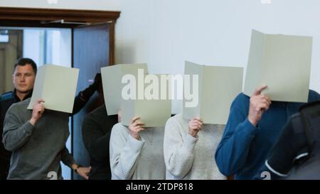 Dortmund, Allemagne. 19 décembre 2023. Les cinq policiers accusés entrent dans la salle d ' audience du tribunal de district. C’est là que commence le procès après la fusillade mortelle d’un jeune réfugié par la police. Le jeune homme originaire du Sénégal a été abattu sur le terrain d'un centre de protection de la jeunesse le 8 août 2022. Crédit : Rolf Vennenbernd/dpa/Alamy Live News Banque D'Images