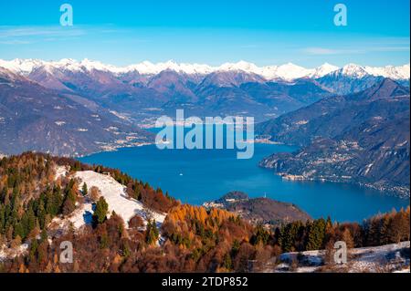 Panorama sur le lac de Côme, photographié du Monte San Primo, avec Bellagio et toutes les montagnes qui la surplombent. Banque D'Images