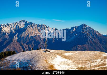 Panorama sur le lac de Côme, photographié du Monte San Primo, avec Bellagio et toutes les montagnes qui la surplombent. Banque D'Images