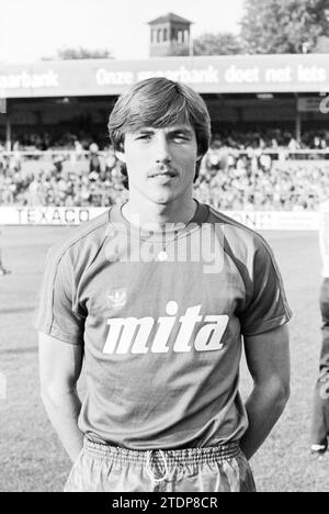 Portraits et photo d'équipe du club de football de Haarlem, 00-08-1982, Whizgle News from the Past, taillé pour l'avenir. Explorez les récits historiques, l'image de l'agence néerlandaise avec une perspective moderne, comblant le fossé entre les événements d'hier et les perspectives de demain. Un voyage intemporel façonnant les histoires qui façonnent notre avenir Banque D'Images