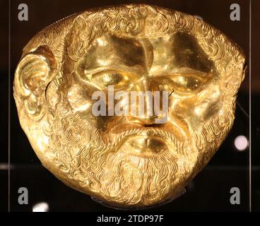 Un masque doré de Trebenishta découvert dans le tumulus de Svetitsa près de Kazanlak, en Bulgarie, date du IVe siècle av. J.-C. Exposé au Musée archéologique de Skopje, Macédoine du Nord. Banque D'Images