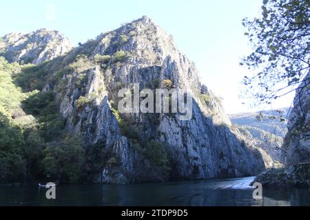 Matka est un canyon situé à l'ouest du centre de Skopje, en Macédoine du Nord. Couvrant environ 5 000 hectares, Matka est l'une des destinations de plein air les plus populaires en Macédoine du Nord et abrite plusieurs monastères médiévaux. Le lac Matka dans le canyon Matka est le plus ancien lac artificiel du pays. Il est populaire auprès des gens qui aiment faire du canoë dans le canyon. Banque D'Images