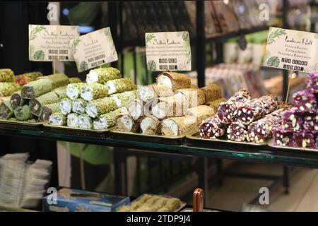 Vendus à Skopje, en Macédoine, les rouleaux Lokum sont une famille de confiseries à base de gel d’amidon et de sucre. Les variétés premium se composent en grande partie de dattes hachées, de pistaches, de noisettes ou de noix liées par le gel ; les variétés traditionnelles sont souvent aromatisées à l'eau de rose, à la gomme mastique, à l'orange de bergamote ou au citron. D'autres saveurs communes comprennent la cannelle et la menthe. Banque D'Images