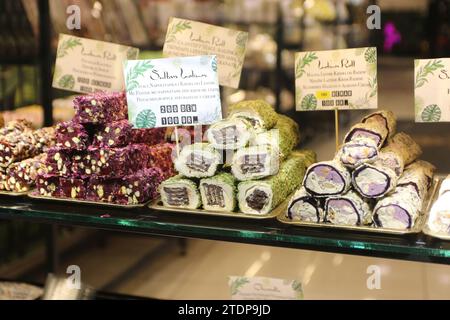 Vendus à Skopje, en Macédoine, les rouleaux Lokum sont une famille de confiseries à base de gel d’amidon et de sucre. Les variétés premium se composent en grande partie de dattes hachées, de pistaches, de noisettes ou de noix liées par le gel ; les variétés traditionnelles sont souvent aromatisées à l'eau de rose, à la gomme mastique, à l'orange de bergamote ou au citron. D'autres saveurs communes comprennent la cannelle et la menthe. Banque D'Images