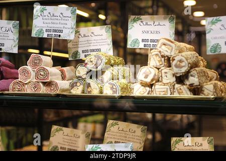 Vendus à Skopje, en Macédoine, les rouleaux Lokum sont une famille de confiseries à base de gel d’amidon et de sucre. Les variétés premium se composent en grande partie de dattes hachées, de pistaches, de noisettes ou de noix liées par le gel ; les variétés traditionnelles sont souvent aromatisées à l'eau de rose, à la gomme mastique, à l'orange de bergamote ou au citron. D'autres saveurs communes comprennent la cannelle et la menthe. Banque D'Images