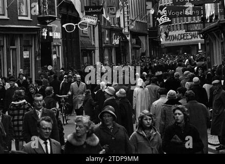 Conséquences pour la circulation motorisée et les piétons en raison de la fermeture de la Grote Houtstraat pour la circulation de transit, Noord Zuid Hollandse Vervoersmaatschappij N.V., NZ, circulation, circulation sûre, Haarlem, Spaarne, pays-Bas, 25-02-1961, Whizgle News from the Past, taillé pour l'avenir. Explorez les récits historiques, l'image de l'agence néerlandaise avec une perspective moderne, comblant le fossé entre les événements d'hier et les perspectives de demain. Un voyage intemporel façonnant les histoires qui façonnent notre avenir Banque D'Images