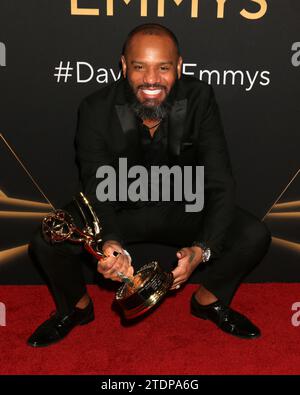 LOS ANGELES - décembre 16 : Justin Sutherland à la 50e Journée Emmy Creative Awards marche à l'hôtel Bonaventure le 16 décembre 2023 à Los Angeles, CA (photo Katrina Jordan/Sipa USA) Banque D'Images