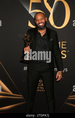 LOS ANGELES - décembre 16 : Justin Sutherland à la 50e Journée Emmy Creative Awards marche à l'hôtel Bonaventure le 16 décembre 2023 à Los Angeles, CA (photo Katrina Jordan/Sipa USA) Banque D'Images