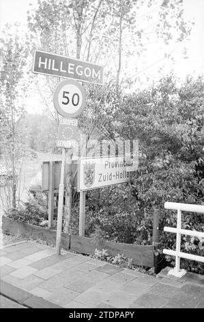 Panneaux indiquant la province de Hollande du Nord et de Hollande du Sud près de Hillegom, cachés dans le vert, Hillegom, 19-10-1984, Whizgle News from the Past, taillé pour l'avenir. Explorez les récits historiques, l'image de l'agence néerlandaise avec une perspective moderne, comblant le fossé entre les événements d'hier et les perspectives de demain. Un voyage intemporel façonnant les histoires qui façonnent notre avenir Banque D'Images