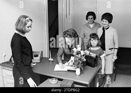 Visite du navire publicitaire Stadt Essen, délégation du Federal Garden Show rencontre le Conseil municipal, Haarlem, pays-Bas, 09-04-1965, Whizgle News from the Past, taillé pour l'avenir. Explorez les récits historiques, l'image de l'agence néerlandaise avec une perspective moderne, comblant le fossé entre les événements d'hier et les perspectives de demain. Un voyage intemporel façonnant les histoires qui façonnent notre avenir Banque D'Images