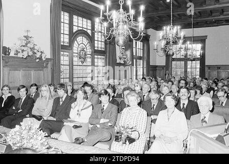Installation du maire Machielsen Zandvoort, maires, 05-10-1977, Whizgle nouvelles du passé, adaptées à l'avenir. Explorez les récits historiques, l'image de l'agence néerlandaise avec une perspective moderne, comblant le fossé entre les événements d'hier et les perspectives de demain. Un voyage intemporel façonnant les histoires qui façonnent notre avenir Banque D'Images