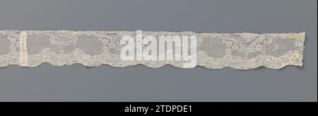 Bobine en bande avec médaillons circulaires demi-losanges et lobés, anonyme, c. 1730 - c. 1740 bande de canette de couleur naturelle : côté Mechelse. Le motif répétitif se compose de demi-médaillons, en forme de losange alternés par des lobés circulaires. Le motif le long de la feston idiot se compose d'une sangle fermée dans laquelle avec des bords ajourés les contours sont faits de fleurs et de feuilles stylisées. Les motifs sont reliés par un beau sol de Maas. Les motifs sont faits dans la bataille de lin avec des fils de contour légèrement plus épais et en partie avec des bords ajourés. Deux motifs décoratifs différents ont été utilisés dans le m Banque D'Images