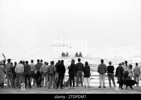 Les gens montent à bord du voilier Wijk aan Zee, voile, Wijk aan Zee, 26-05-1988, Whizgle News from the Past, taillé pour l'avenir. Explorez les récits historiques, l'image de l'agence néerlandaise avec une perspective moderne, comblant le fossé entre les événements d'hier et les perspectives de demain. Un voyage intemporel façonnant les histoires qui façonnent notre avenir Banque D'Images