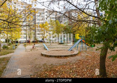 Aire de jeux pour enfants dans une cour d'immeuble d'appartements Banque D'Images