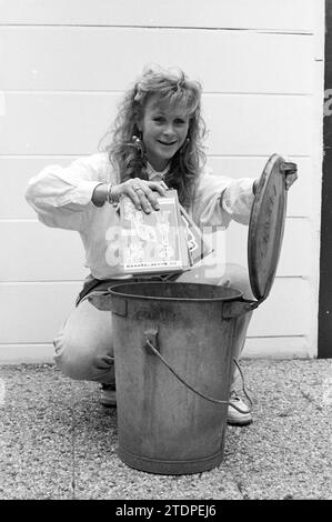 Bianca Metselaar a réussi l’examen de chef pâtissier, 15-06-1990, Whizgle News from the Past, taillé sur mesure pour l’avenir. Explorez les récits historiques, l'image de l'agence néerlandaise avec une perspective moderne, comblant le fossé entre les événements d'hier et les perspectives de demain. Un voyage intemporel façonnant les histoires qui façonnent notre avenir Banque D'Images