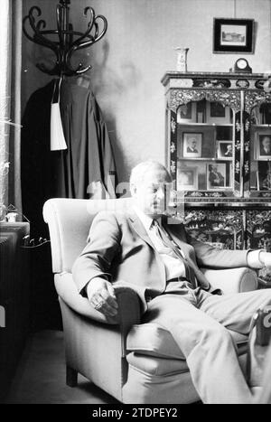 M. Remmerts de Vries Chef du Procureur général Haarlem, Tribunal de district, Haarlem (pays-Bas), 15-08-1989, Whizgle nouvelles du passé, adaptées à l'avenir. Explorez les récits historiques, l'image de l'agence néerlandaise avec une perspective moderne, comblant le fossé entre les événements d'hier et les perspectives de demain. Un voyage intemporel façonnant les histoires qui façonnent notre avenir Banque D'Images