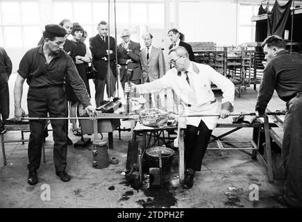 Visite soufflage de verre, vitrail, soufflage de verre, verre en général, 14-06-1967, Whizgle nouvelles du passé, adaptées à l'avenir. Explorez les récits historiques, l'image de l'agence néerlandaise avec une perspective moderne, comblant le fossé entre les événements d'hier et les perspectives de demain. Un voyage intemporel façonnant les histoires qui façonnent notre avenir Banque D'Images