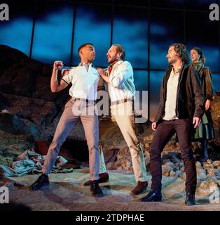 bandit Country - devant, de gauche à droite : Elliot Barnes-Worrell (Straker), Ralph Fiennes (Jack Tanner), Tim McMullan (Mendoza) dans MAN ET SUPERMAN de Bernard Shaw au Lyttelton Theatre, National Theatre (NT), Londres SE1 25/02/2015 design : Christopher Oram éclairage : James Farncombe réalisateur : Simon Godwin Banque D'Images