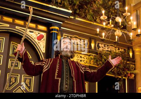 Tim McMullan (Prospero) dans LE TEMPEST de Shakespeare au Sam Wanamaker Playhouse, Shakespeare's Globe, Londres SE1 24/02/2016 design : Jonathan Fensom réalisateur : Dominic Dromgoole Banque D'Images