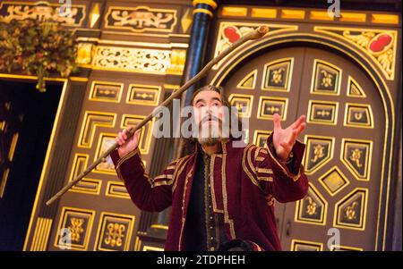 Tim McMullan (Prospero) dans LE TEMPEST de Shakespeare au Sam Wanamaker Playhouse, Shakespeare's Globe, Londres SE1 24/02/2016 design : Jonathan Fensom réalisateur : Dominic Dromgoole Banque D'Images