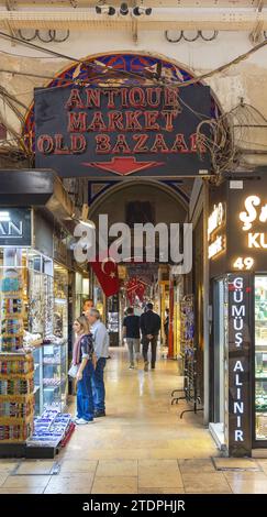 Istanbul, Turquie - 20 octobre 2023 : passage au vieux bazar du marché des antiquités dans le Grand Kapali Carsi Historic Landmark. Banque D'Images