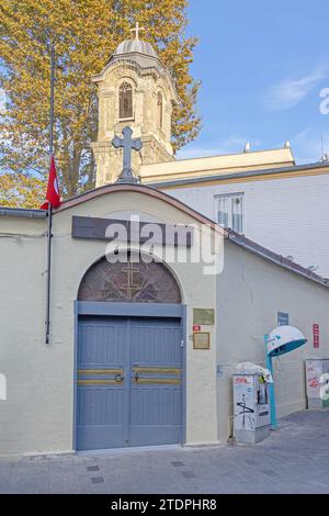 Istanbul, Turquie - 19 octobre 2023 : Église orthodoxe grecque d'Ayia Efimia, rue Muhurdar Kadikoy. Banque D'Images