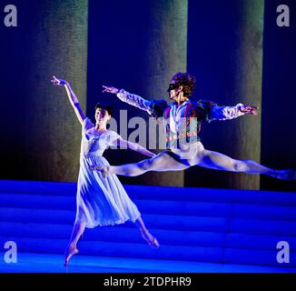 Natalia Osipova (Juliette), Ivan Vasiliev (Roméo) dans ROMÉO ET JULIETTE d'après Shakespeare présenté par Peter Schaufuss Ballet au London Coliseum, Londres WC2 12/07/2011 English National Ballet Orchestra chorégraphie originale : Frederick Ashton recréée par Peter Schaufuss Banque D'Images