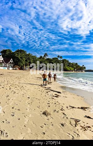 Promenade touristique matinale sur la plage de Chaweng, Ko Samui, Thaïlande Banque D'Images