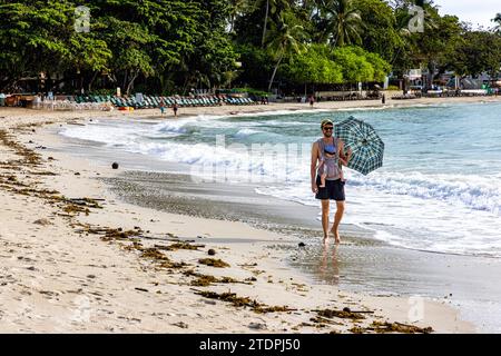 Promenade touristique matinale sur la plage de Chaweng, Ko Samui, Thaïlande Banque D'Images