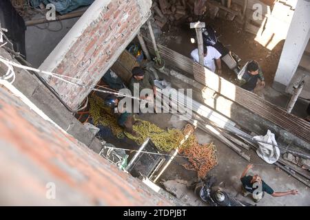 Guwahati, Inde. 19 décembre 2023. GUWAHATI, ASSAM, Inde., . Les responsables forestiers préparent un filet pour attraper un léopard entré dans une zone résidentielle à Guwahati, en Inde, le mardi 19 décembre 2023. Au moins trois personnes, dont deux membres du personnel forestier, ont été blessées après qu'un léopard les ait attaquées dans la région de Fatasil Ambari à Guwahati. Crédit : Hafiz Ahmed/Alamy Live News Banque D'Images