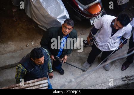 GUWAHATI, ASSAM, Inde. 19 décembre 2023. Les responsables forestiers préparent un pistolet tranquillisé pour un léopard entré dans une zone résidentielle à Guwahati, en Inde, le mardi 19 décembre 2023. Au moins trois personnes, dont deux membres du personnel forestier, ont été blessées après qu'un léopard les ait attaquées dans la région de Fatasil Ambari à Guwahati. Crédit : Hafiz Ahmed/Alamy Live News Banque D'Images