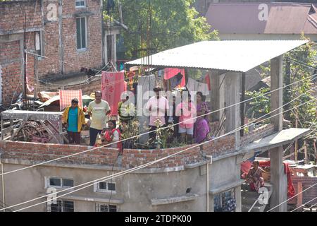 GUWAHATI, ASSAM, INDE- 19 DÉCEMBRE 2023 : les gens se sont rassemblés pour regarder un léopard entrer dans une zone résidentielle à Guwahati, Inde, mardi 19 décembre 2023. Au moins trois personnes, dont deux membres du personnel forestier, ont été blessées après qu'un léopard les ait attaquées dans la région de Fatasil Ambari à Guwahati. Banque D'Images