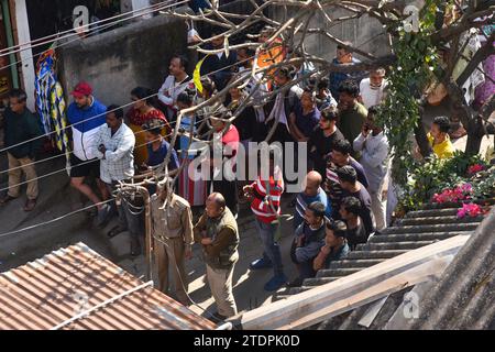 GUWAHATI, ASSAM, INDE- 19 DÉCEMBRE 2023 : les gens se sont rassemblés pour regarder un léopard entrer dans une zone résidentielle à Guwahati, Inde, mardi 19 décembre 2023. Au moins trois personnes, dont deux membres du personnel forestier, ont été blessées après qu'un léopard les ait attaquées dans la région de Fatasil Ambari à Guwahati. Banque D'Images