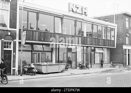 Haltegebouw Tempelierstraat Haarlem., Noord Zuid Hollandse Vervoersmaatschappij N.V., NZ, Haarlem, Tempeliersstraat, pays-Bas, 30-10-1963, Whizgle nouvelles du passé, adaptées à l'avenir. Explorez les récits historiques, l'image de l'agence néerlandaise avec une perspective moderne, comblant le fossé entre les événements d'hier et les perspectives de demain. Un voyage intemporel façonnant les histoires qui façonnent notre avenir Banque D'Images