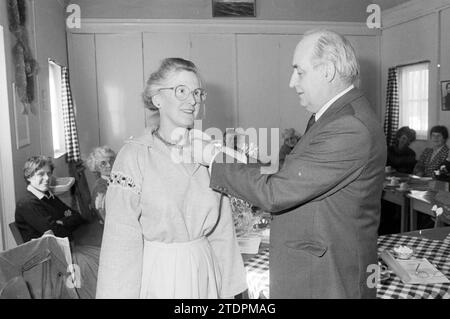 Félicitations. Mme Snip van de Zande, Croix-Rouge, IJmuiden, Croix-Rouge, Hôpital de la Croix-Rouge, IJmuiden, pays-Bas, 24-02-1986, Whizgle News from the Past, taillé pour l'avenir. Explorez les récits historiques, l'image de l'agence néerlandaise avec une perspective moderne, comblant le fossé entre les événements d'hier et les perspectives de demain. Un voyage intemporel façonnant les histoires qui façonnent notre avenir Banque D'Images