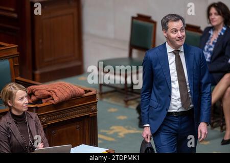 Bruxelles, Belgique. 19 décembre 2023. Le Premier ministre Alexander de Croo arrive en retard pour une session plénière de la Chambre au Parlement fédéral à Bruxelles le mardi 19 décembre 2023. BELGA PHOTO JONAS ROOSENS crédit : Belga News Agency/Alamy Live News Banque D'Images