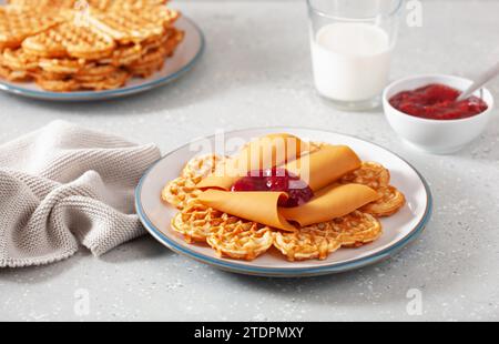 Gaufres avec fromage brun traditionnel brunost norvégien et confiture de framboises Banque D'Images