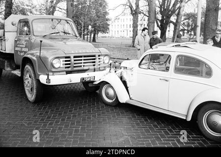 Collision entre Volkswagen Beetle et Bedford Truck, Haarlem, pays-Bas, 21-11-1962, Whizgle News from the Past, taillé pour l'avenir. Explorez les récits historiques, l'image de l'agence néerlandaise avec une perspective moderne, comblant le fossé entre les événements d'hier et les perspectives de demain. Un voyage intemporel façonnant les histoires qui façonnent notre avenir Banque D'Images