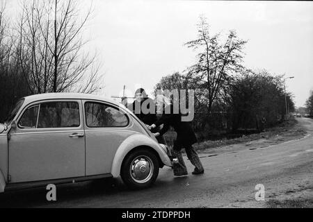 Volkswagen Beetle étant poussé, Whizgle News du passé, adapté pour l'avenir. Explorez les récits historiques, l'image de l'agence néerlandaise avec une perspective moderne, comblant le fossé entre les événements d'hier et les perspectives de demain. Un voyage intemporel façonnant les histoires qui façonnent notre avenir Banque D'Images