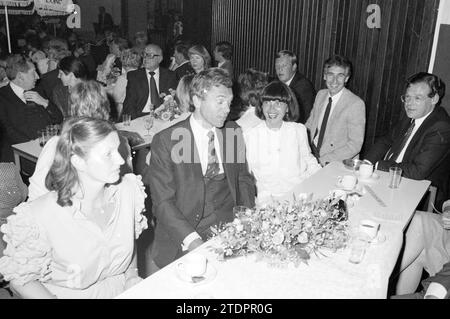 Fête par Nelle, Droste, support Group B.V., 24-09-1982, Whizgle News from the Past, sur mesure pour l'avenir. Explorez les récits historiques, l'image de l'agence néerlandaise avec une perspective moderne, comblant le fossé entre les événements d'hier et les perspectives de demain. Un voyage intemporel façonnant les histoires qui façonnent notre avenir Banque D'Images